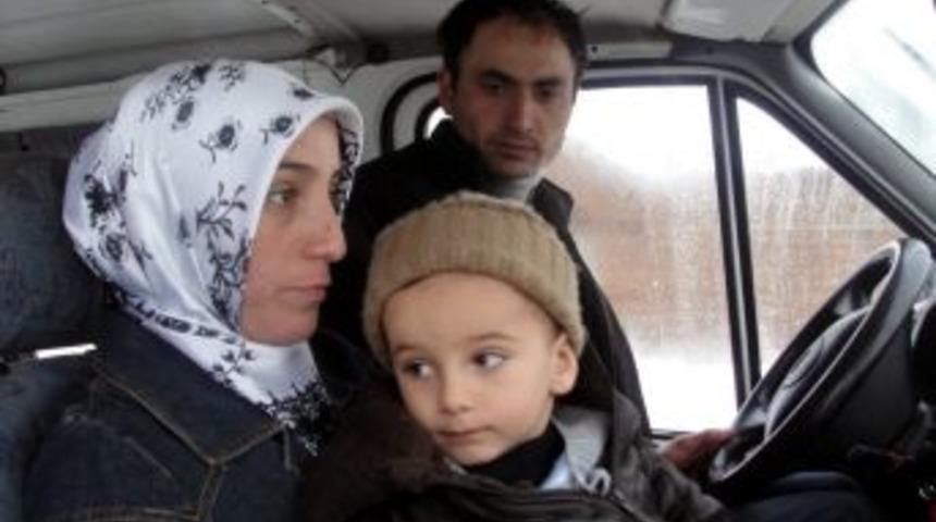 Karla m&uuml;cadele ekipleri yolu kapalı k&ouml;ydeki hastalar i&ccedil;in seferber oldu