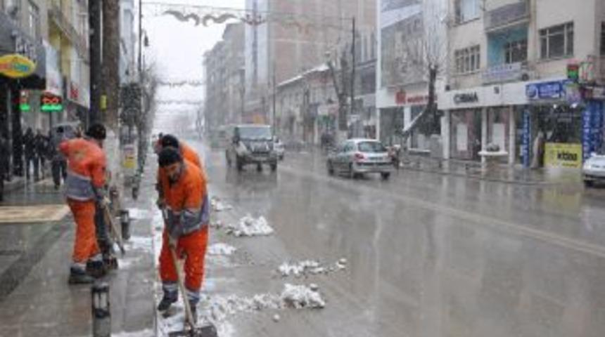 Malatya'da karla m&uuml;cadele &ccedil;alışmaları aralıksız s&uuml;r&uuml;yor