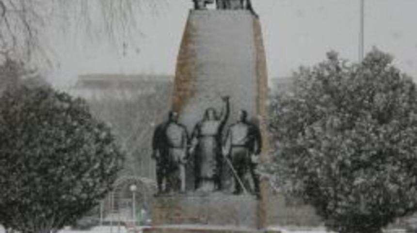 Erzincan'da kar yağışı etkili oluyor