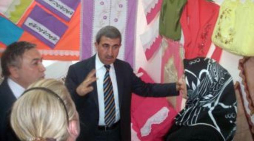 Evlerindeki eski elbiseleri yeniye d&ouml;n&uuml;şt&uuml;rd&uuml;ler