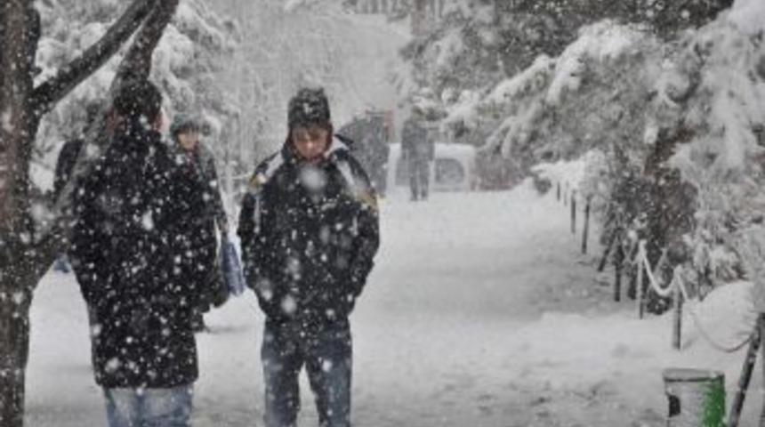 Yozgat&rsquo;ta kar ve tipi 108 k&ouml;y yolunu ulaşıma kapadı