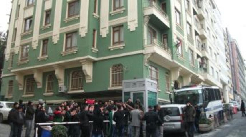 Halk ayaklanmasının yıl d&ouml;n&uuml;m&uuml;nde Libya konsolosluğu &ouml;n&uuml;nde maaş eylemi