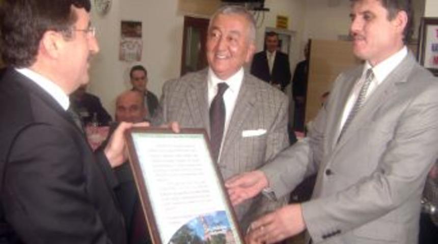 800 kişiye işveren APS Tekstil'e fahri hemşehrilik beratı