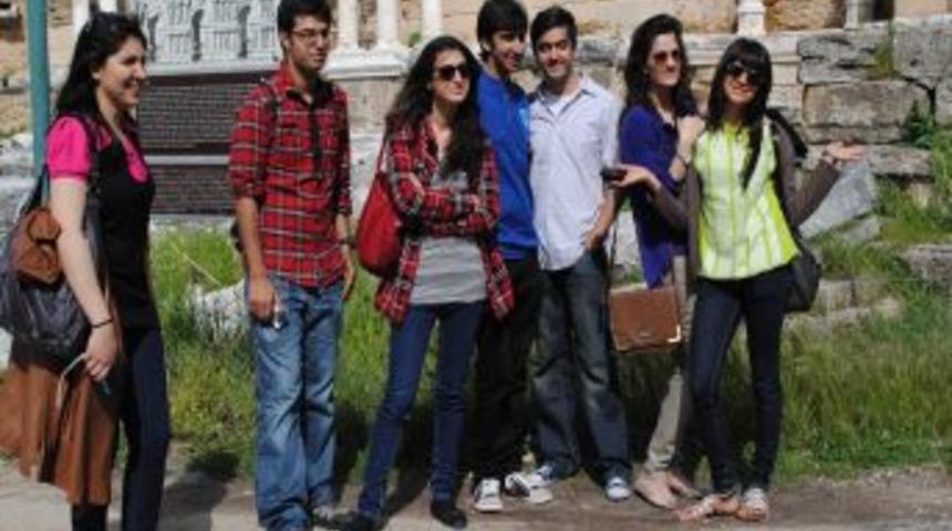 Pakistanlı arkeoloji &ouml;ğrencileri Side'deki antik eserleri inceledi