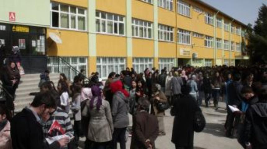 Uşak K&ouml;rfez Dershaneleri yerinde YGS tatbikatı yaptı