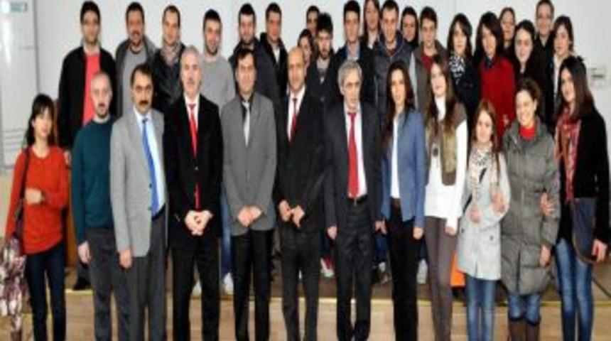 Ter&ouml;rle M&uuml;cadele Şube M&uuml;d&uuml;r&uuml; &Ccedil;akır, &uuml;niversiteli gen&ccedil;lere ter&ouml;r&uuml; anlattı