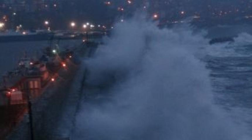 Karadeniz'de dev dalgalar oluştu