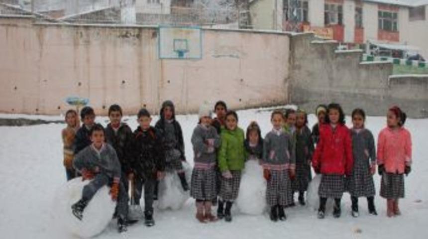 Aydıncıkta kar yağışı &ouml;ğrencileri sevindirdi