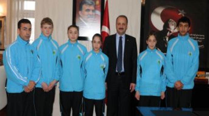 Milli takım yolcusu tekvandocular, Belediye Başkanı Akg&uuml;l'&uuml; ziyaret etti