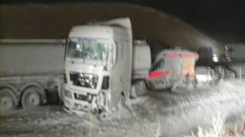 Kırıkkale'de trafik kazaları: 2 &ouml;l&uuml;, 7 yaralı