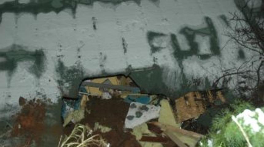 Evinde uyurken toprağın altında kaldı