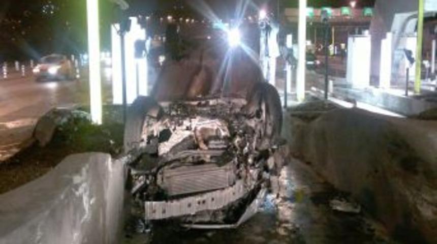 Otomobil gişelerde takla attı: 2 yaralı