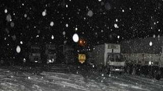 Yol kapandı, yüzlerce araç mahsur kaldı