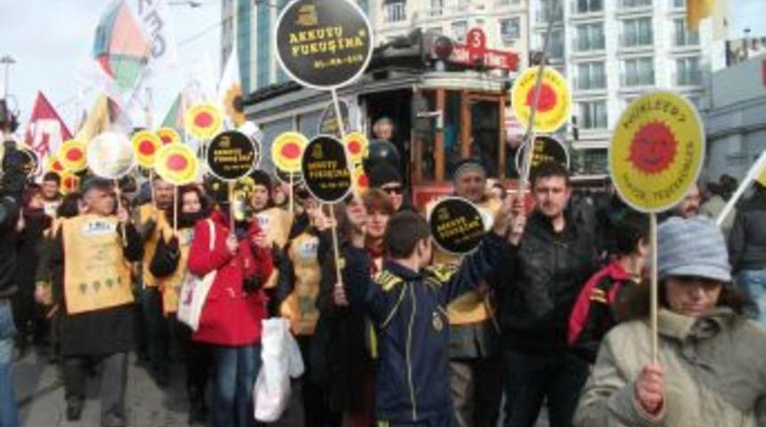 N&uuml;kleere karşı insan zinciri oluşturdular
