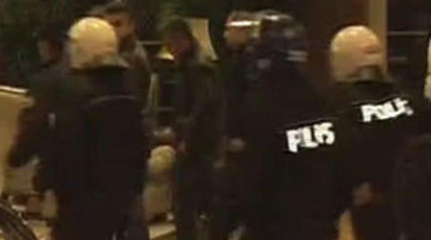 Libyalı askerler davetlileri salona kilitledi