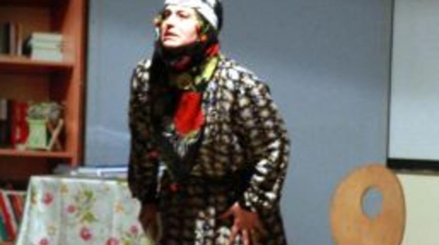 İmam Aziz Tan, tiyatro oyunu ile anıldı