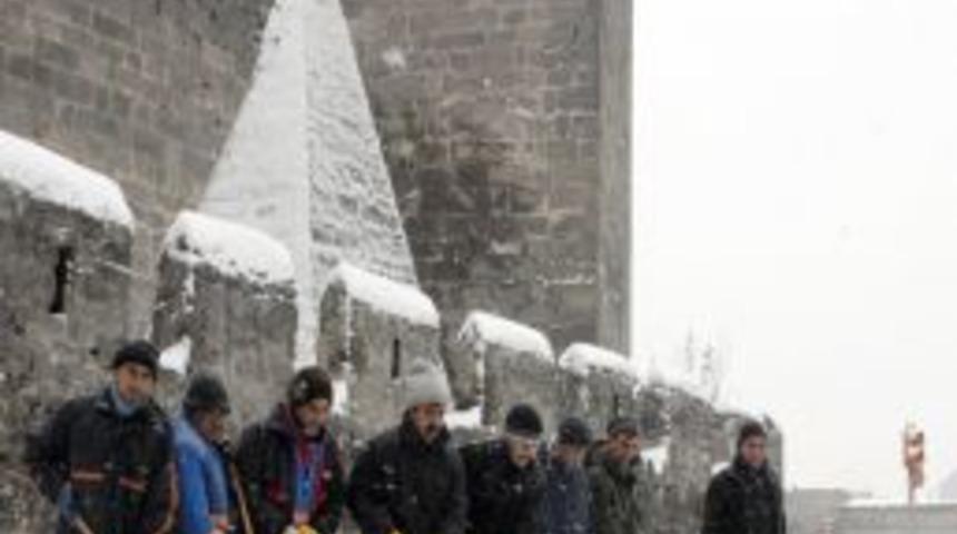 Kayseri’de kar yağışı hayatı olumsuz etkiledi