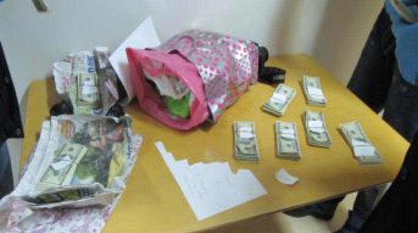 Polisten kaçan araçtan sahte dolar çıktı