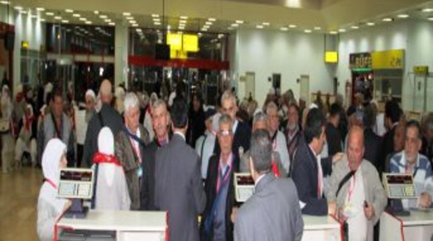 Adana'da ilk umre kafilesi dualarla uğurlandı