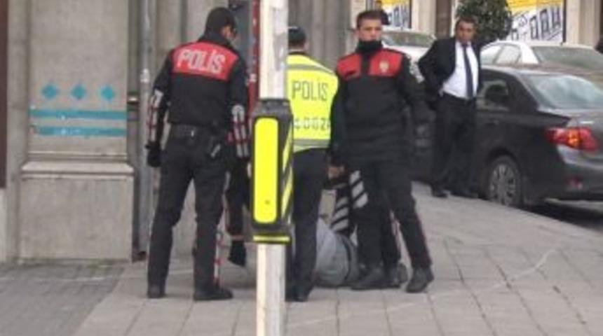 Başbakanlık ofisinin karşısında 2 kişi g&ouml;zaltına alındı