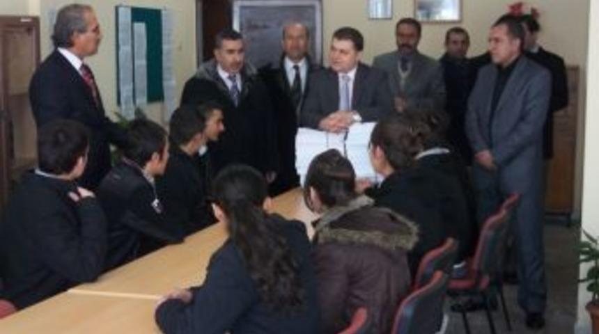 Kaymakamdan lise &ouml;ğrencilere &uuml;niversiteye hazırlık kitabı desteği