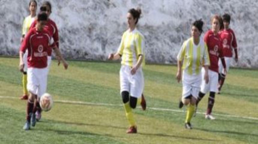 Hakkarig&uuml;c&uuml; kendi evinde Ardahanı Karag&uuml;l takımı farklı skorla yendi