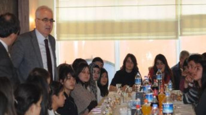 &Ccedil;orum Valisi &Ccedil;akır, 50 lise &ouml;ğrencisini Fetih 1453 filmine g&ouml;t&uuml;rd&uuml;