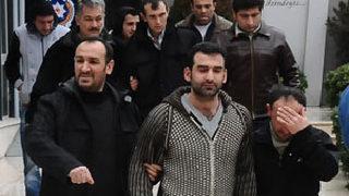 Genç kızı tehditle pazarladı