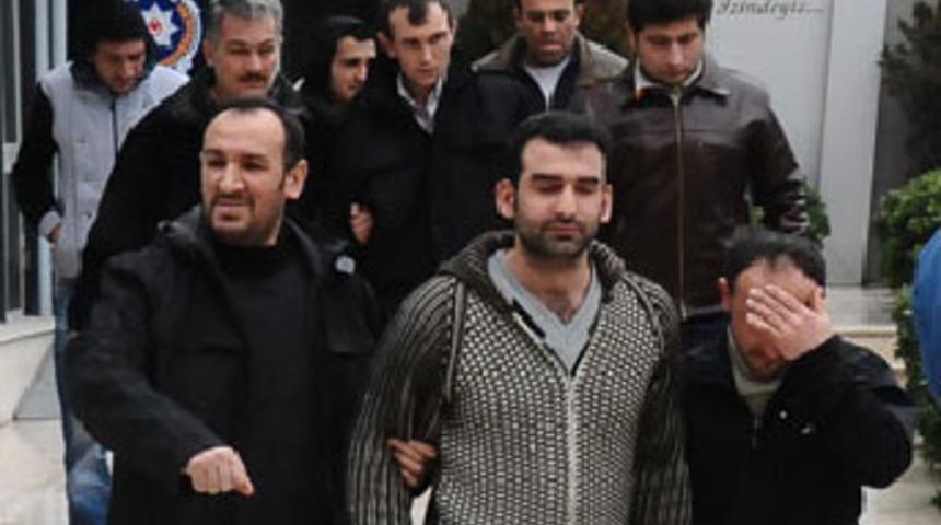 Genç kızı tehditle pazarladı