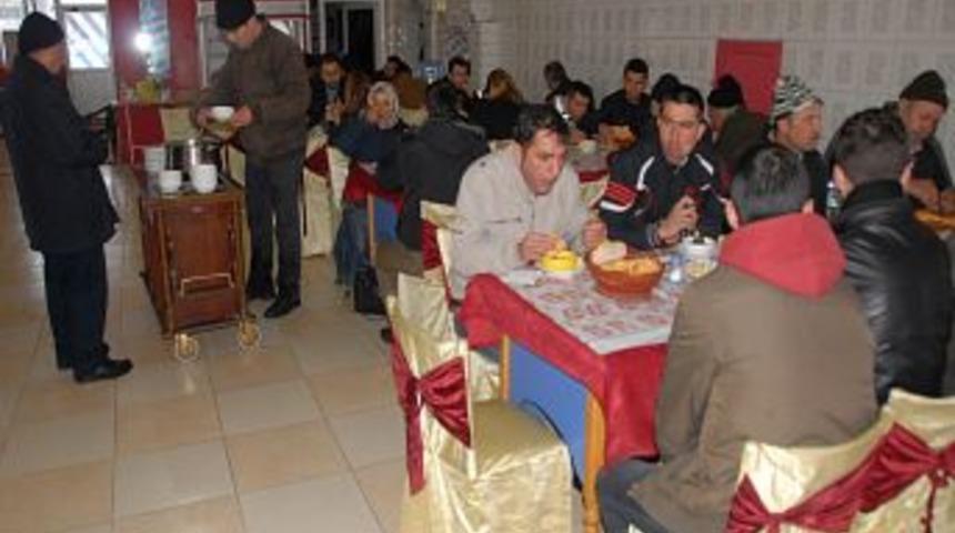 Belediye, otogarda mahsur kalan yolculara yemek dağıttı