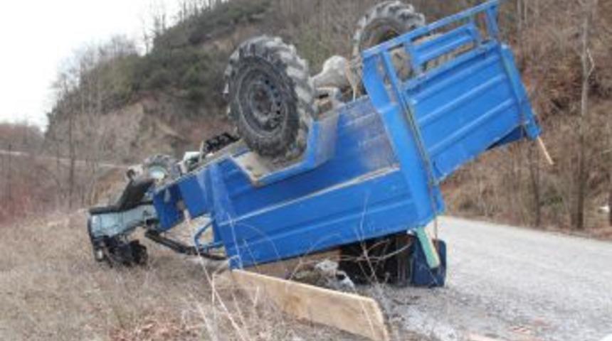 Lastiği kopan tarım aracı devrildi: 5 yaralı