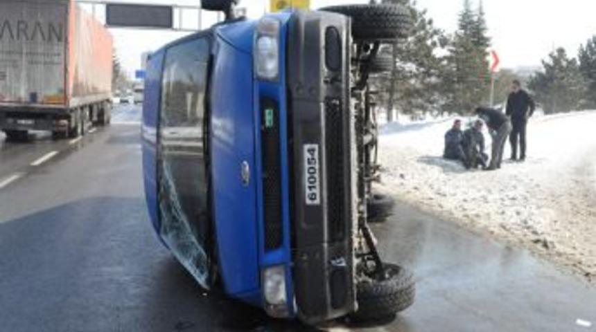 Eskişehir&rsquo;de askeri ara&ccedil; devrildi: 2 asker yaralı