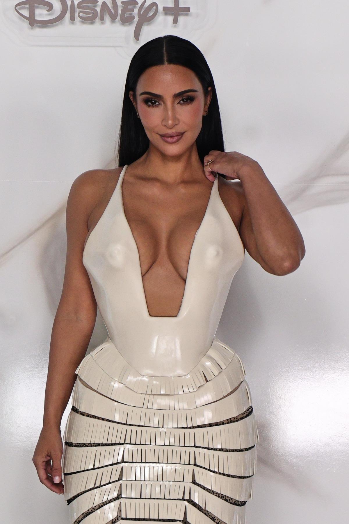 Kim Kardashian ın derin göğüs dekoltesi dikkat çekti! Bakan bir daha baktı 1
