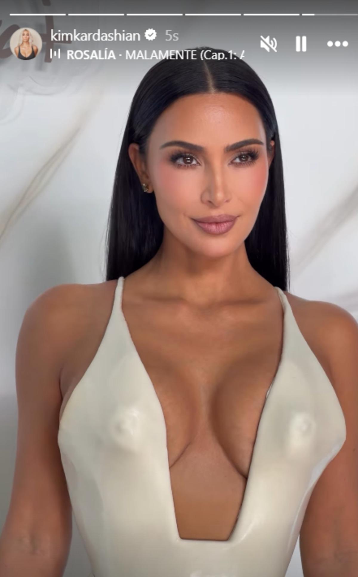 Kim Kardashian ın derin göğüs dekoltesi dikkat çekti! Bakan bir daha baktı 2