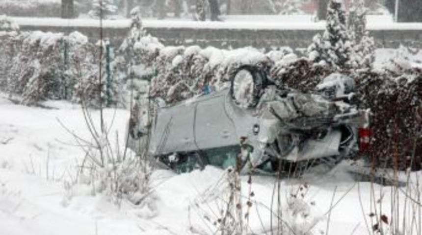Trenin &ccedil;arptığı otomobildeki bir kişi hayatını kaybetti