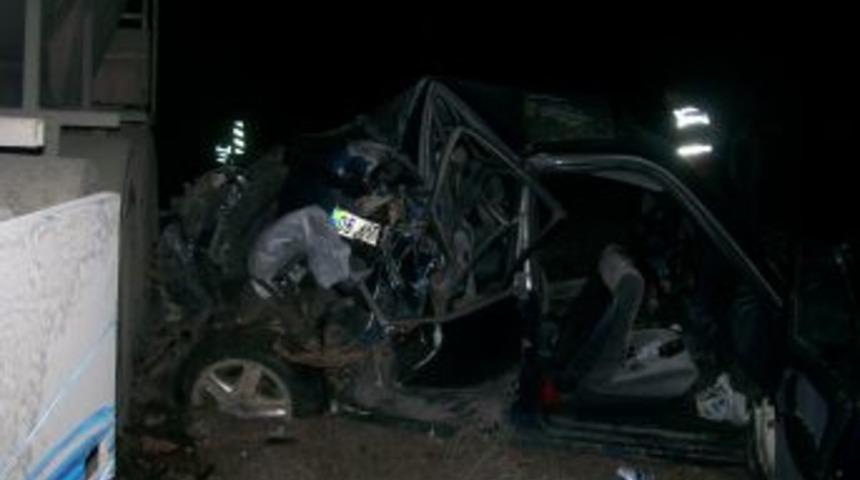 TIR otomobile arkadan &ccedil;arptı: 1 &ouml;l&uuml;, 3 yaralı