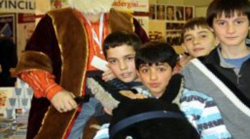 Nasreddin Hoca, &ccedil;ocuklara kitapları sevdirmek i&ccedil;in fuara geldi