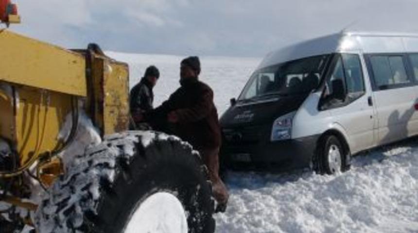 Kara saplanan aracı kurtardılar
