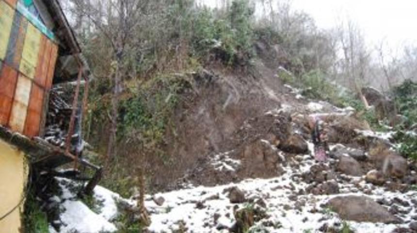 Heyelan tehlikesi yaşayan k&ouml;yl&uuml;, yardım bekliyor