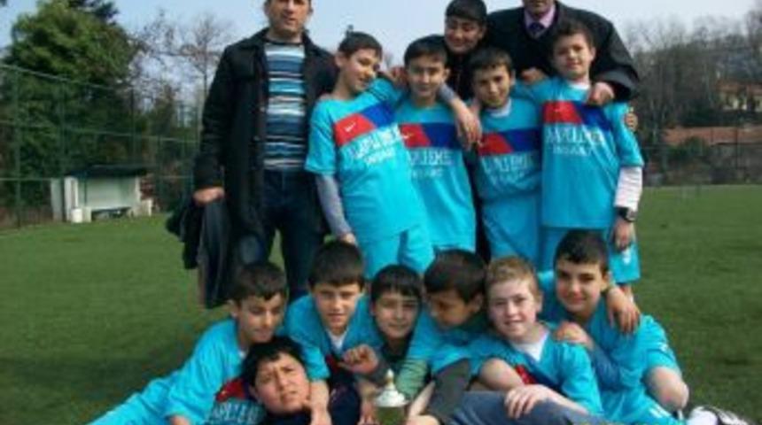 Merkez İ&Ouml;O futbol takımı Zonguldak d&ouml;rd&uuml;nc&uuml;s&uuml;