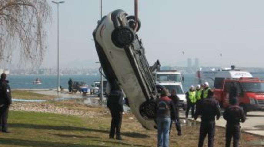 Denize d&uuml;şen aracı balıkadamlar &ccedil;ıkardı