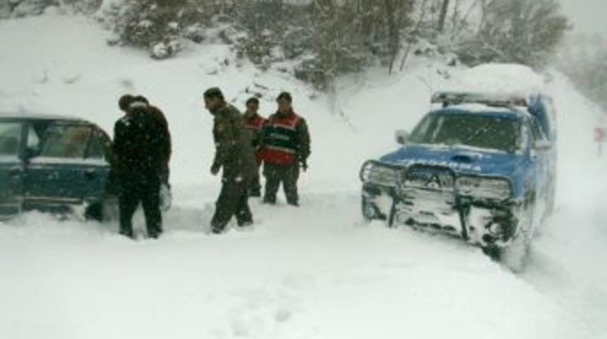 Kar nedeniyle mahsur kalan yaşlı hastanın yardımına jandarma koştu