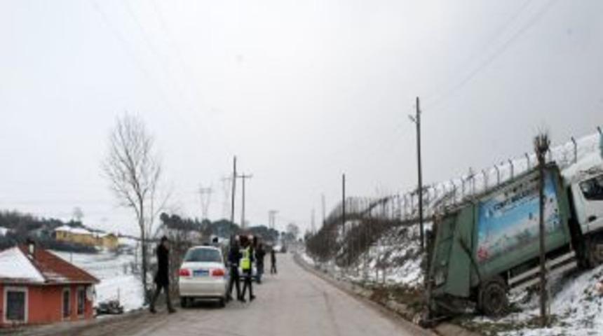 &Ccedil;&ouml;p kamyonunun altında kalan 2 kardeşten biri &ouml;ld&uuml;, diğeri yaralandı