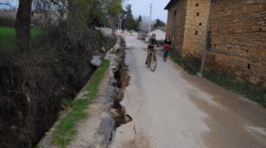 Kara&ouml;z k&ouml;yl&uuml;leri heyelanda yarılan yollarının yapılmasını bekliyor