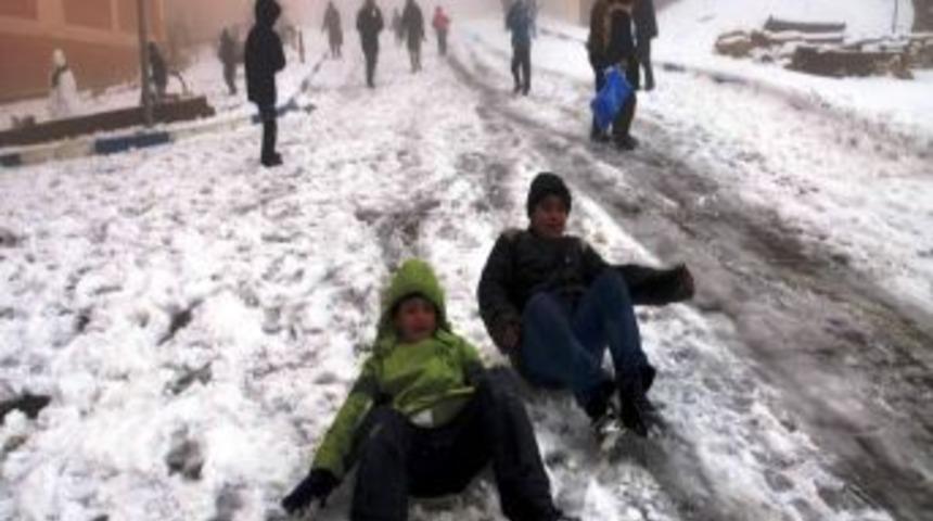 Mardin'de kar yağışı etkili oluyor