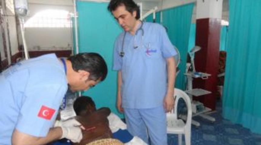 Somali&rsquo;de ESAFED&rsquo;in yaşam n&ouml;beti Balıkesirli g&ouml;n&uuml;ll&uuml; doktorlarla devam ediyor