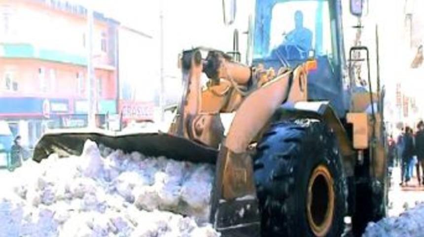 Ağrı'da g&uuml;neş y&uuml;z&uuml;n&uuml; g&ouml;sterdi, kar temizliği başladı