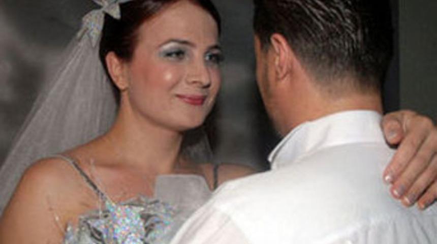 Skandal evlilik bitiyor!