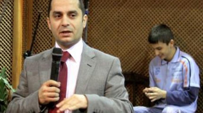 İlk&ouml;ğretim &ouml;ğrencileri, otizmli arkadaşlarıyla sıralarını paylaştı