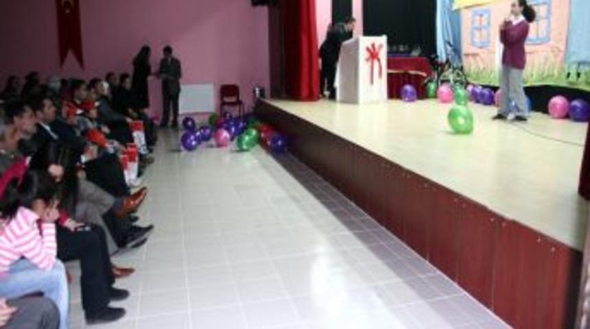 Iğdır'da en &ccedil;ok kitap okuyan &ouml;ğrenciler &ouml;d&uuml;llendirildi